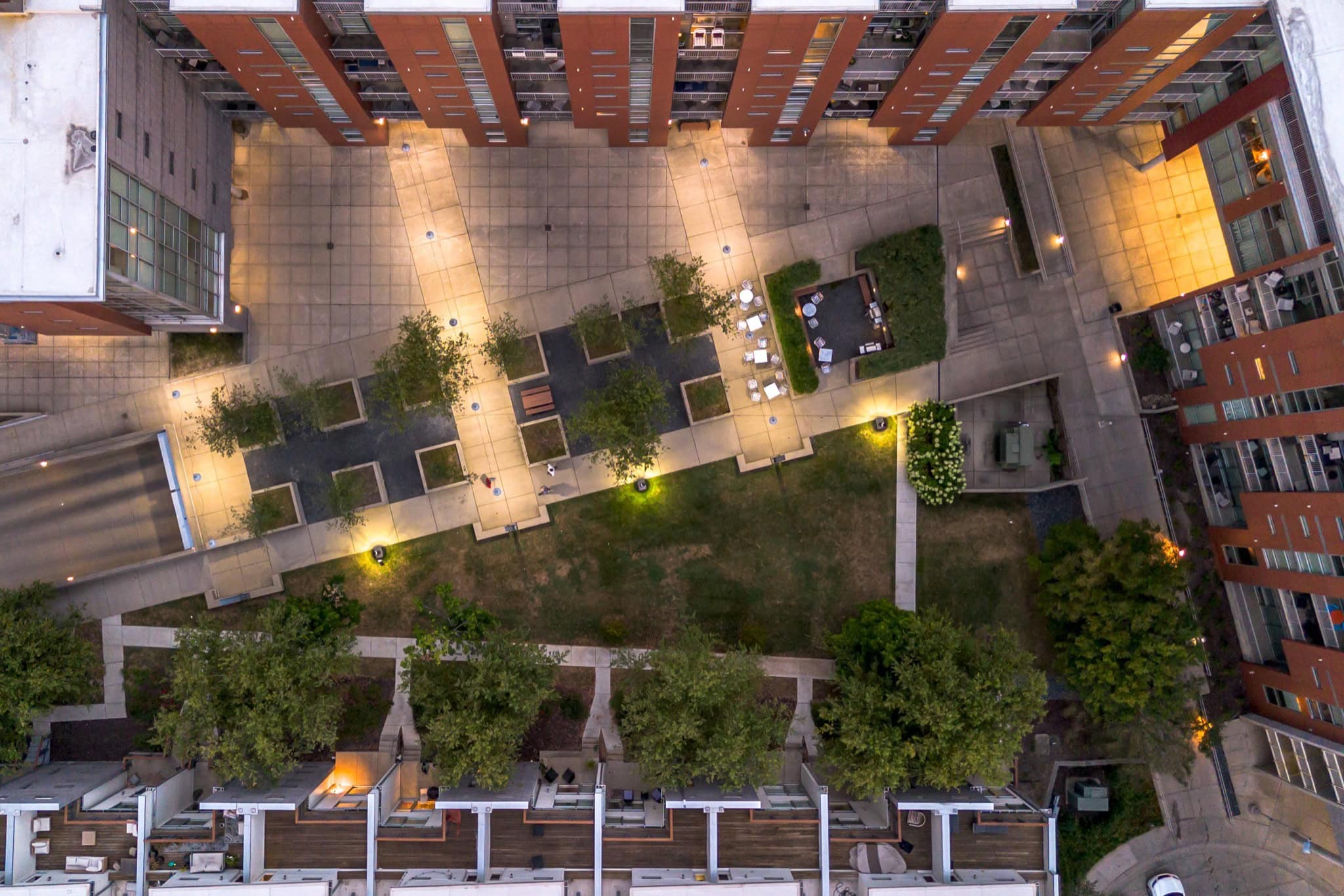 5th and Main condominium interior courtyard with landscaping and resident gathering space at 2115 Yeaman Place in East Nashville Cleveland Park district