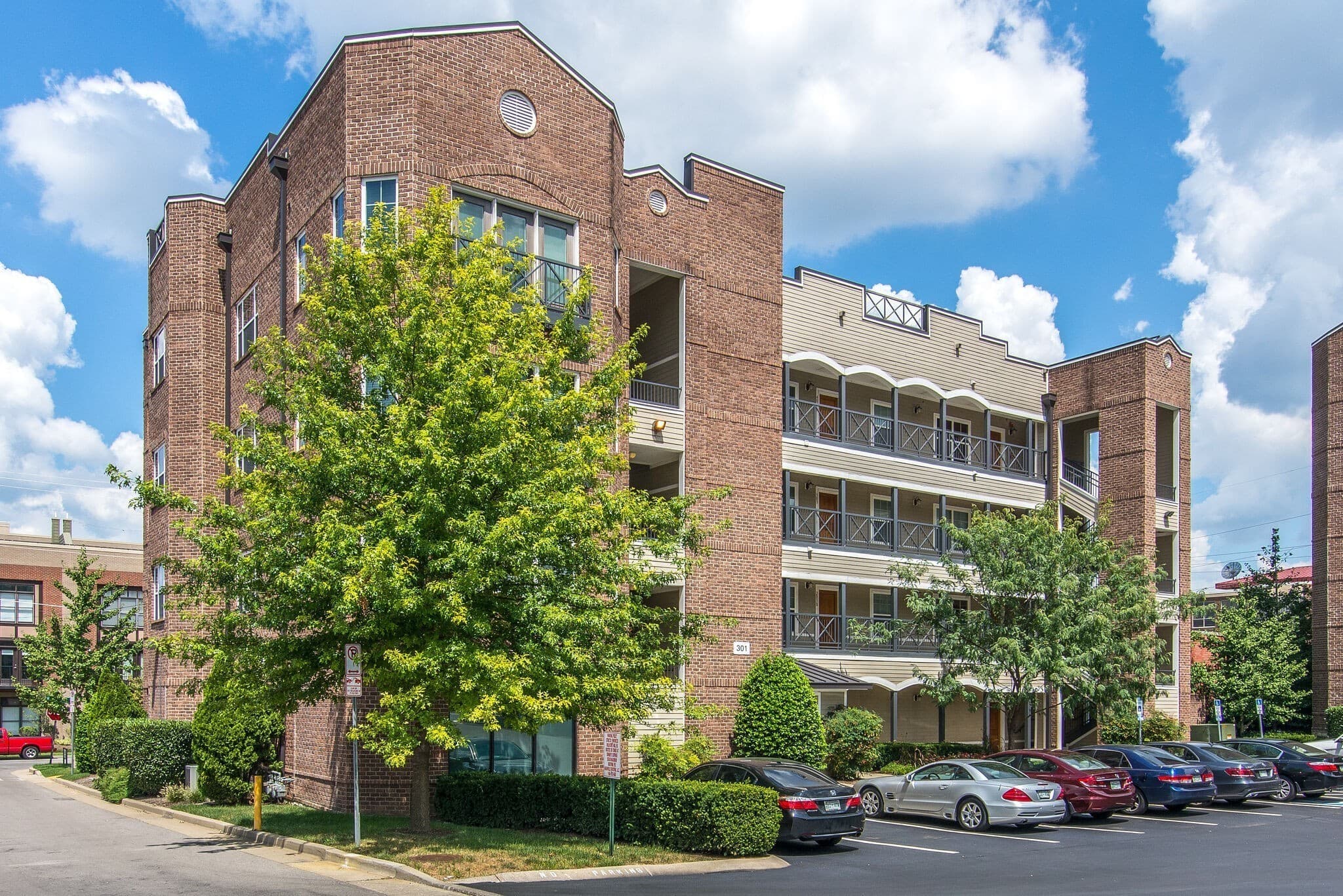 Harrison Square 2006 mid-rise condominium at 714 4th Avenue North in Market District Nashville, 1730 sqft 2BR units