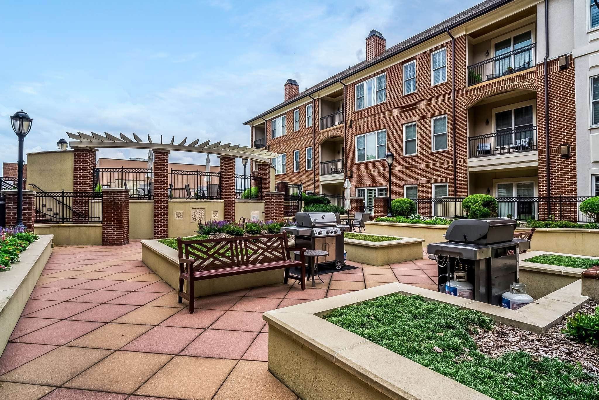 Belle Meade Court interior courtyard outdoor common space at 4118-4120 Ridgefield Drive in Belle Meade Nashville