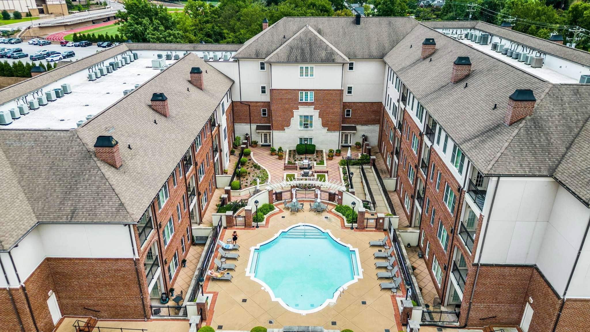 Belle Meade Court swimming pool on-site amenity at 4118-4120 Ridgefield Drive in Belle Meade Nashville
