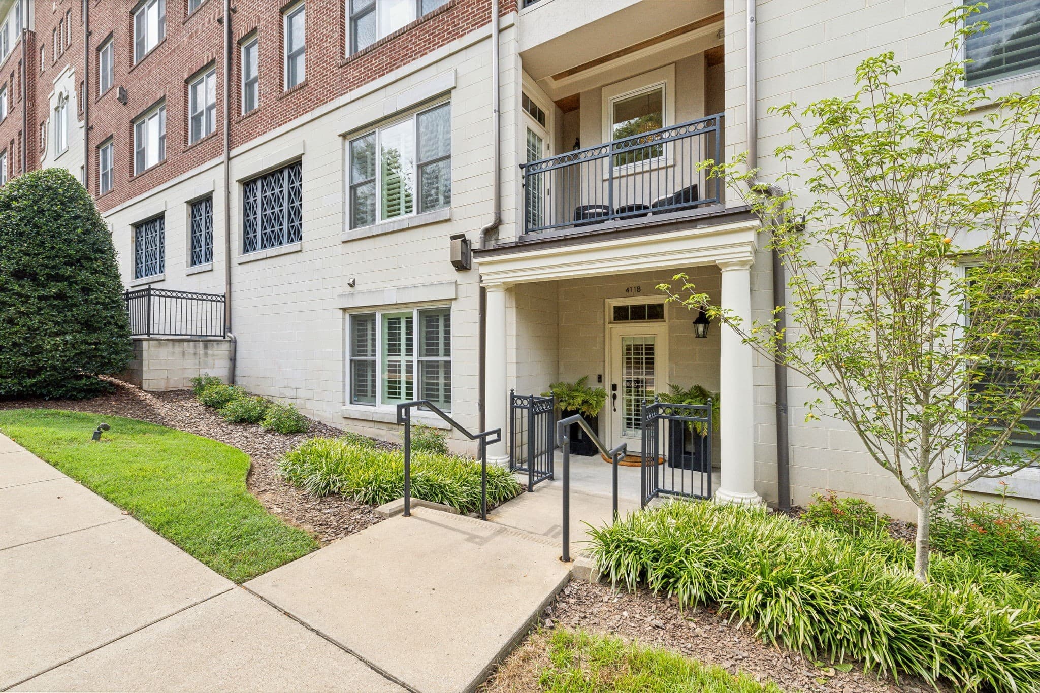 Belle Meade Court streetscape at 4118-4120 Ridgefield Drive in Belle Meade Nashville with mature tree canopy